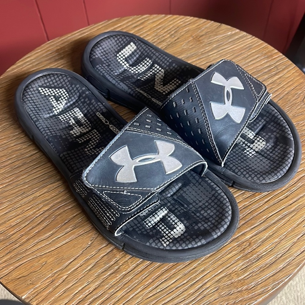 Under Armour4D foam black slide sandals. Size 6 Y